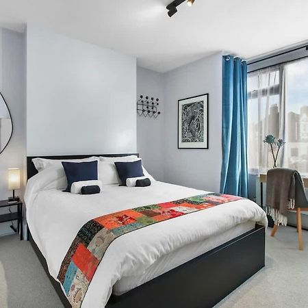 Modern Double Bedroom In City Apartment Room 1 Londra Exterior foto