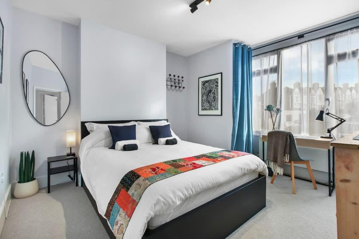 Modern Double Bedroom In City Apartment Room 1 Londra Exterior foto