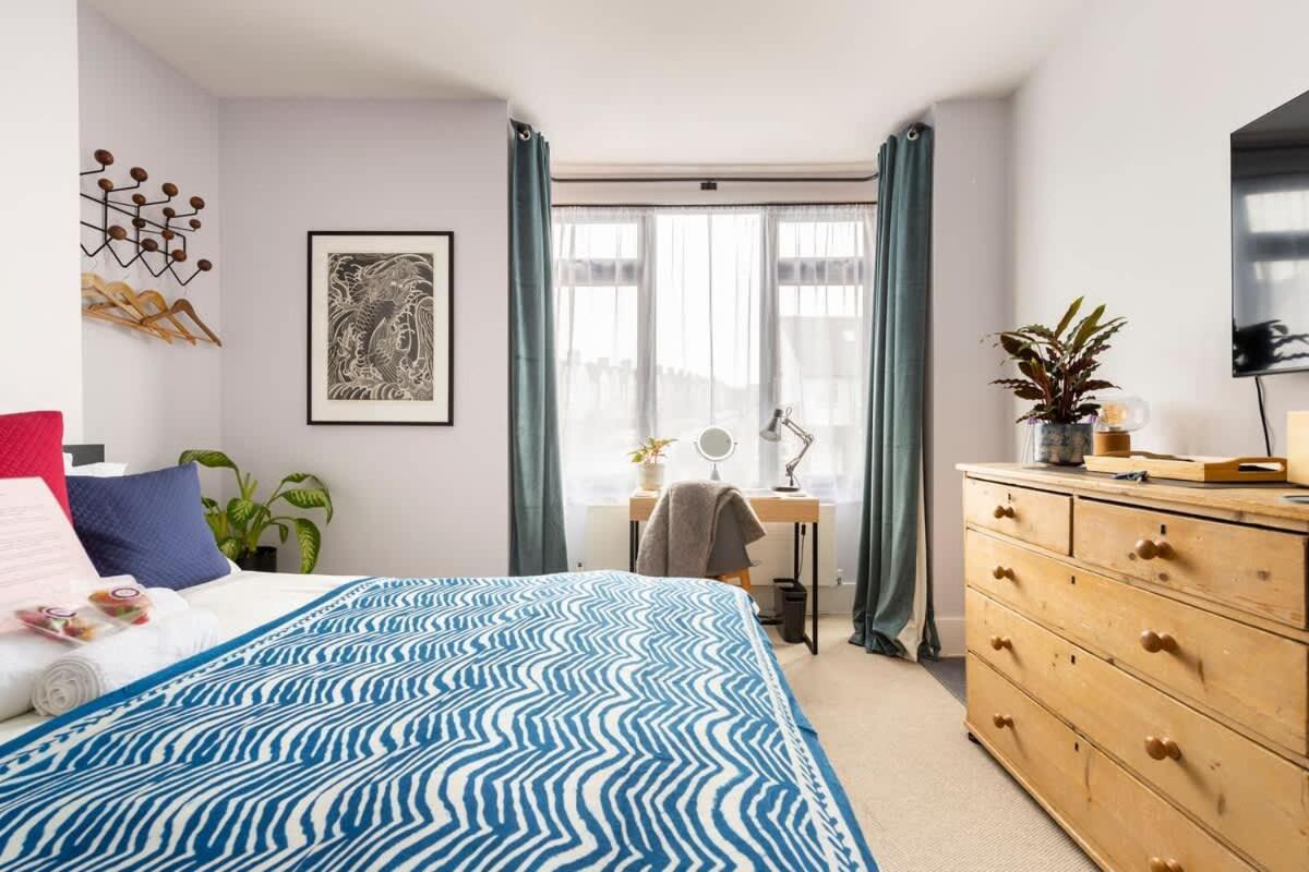 Modern Double Bedroom In City Apartment Room 1 Londra Exterior foto